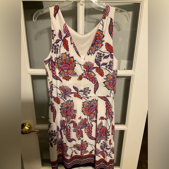 VINCE CAMUTO sleeveless dress. Size 8. Worn just a few times. Multi colored. - Picture 2 of 4